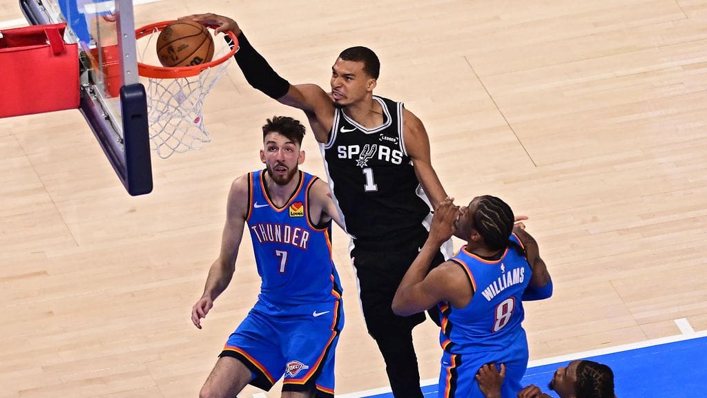 San Antonio Spursin Victor Wembanyama kuritti NBA:n puolustavaa mestaria Oklahoma City Thunder.