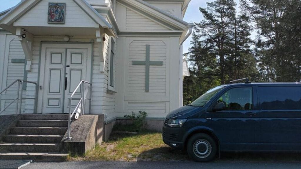 Puolustusvoimat poisti kranaatin. Kuva: Tuuli Santakari, Helsingin ortodoksinen seurakunta.
