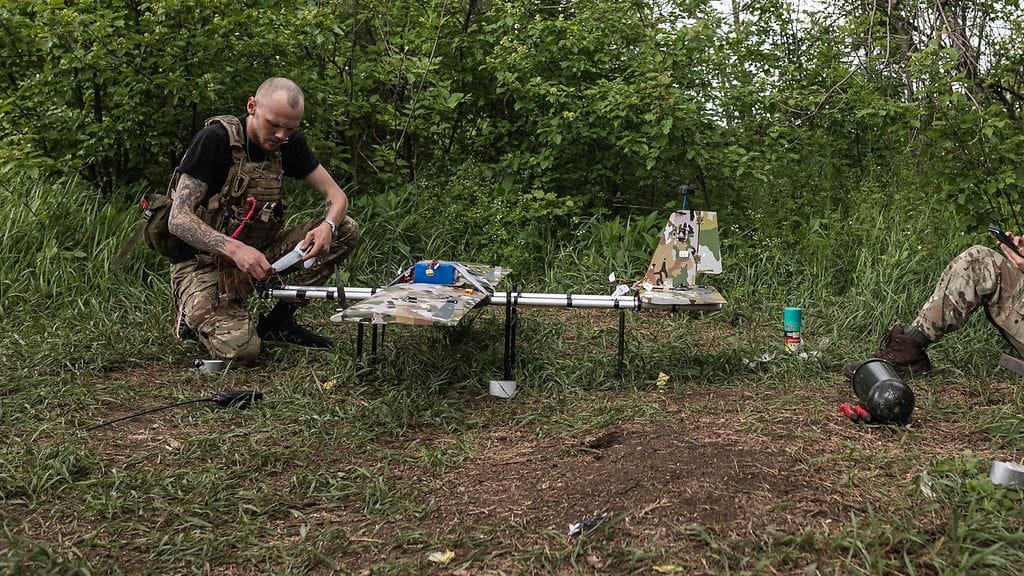 Kuvituskuva ukrainalaisista sotilaista valmistelemassa droonia keväällä Donetskissa.