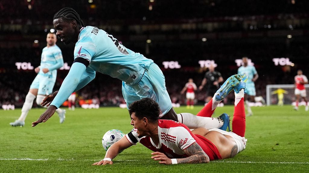Burnleyn Axel Tuanzebe tuli kuopaisseeksi Arsenalin Piero Hincapién housut alas.