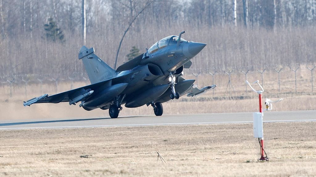 Ranskalainen Rafale F4 -hävittäjä kuvattuna Latviassa. Kuvituskuva.