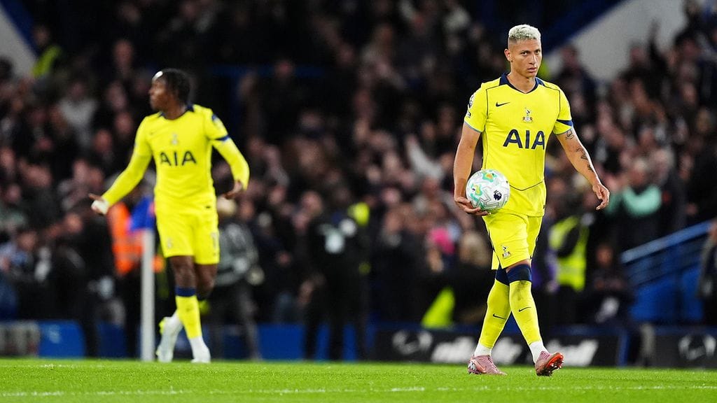 Richarlison (oik.) osui Tottenhamille, mutta joukkueen säilyminen Valioliigassa ei varmistunut, sillä Chelsea voitti.