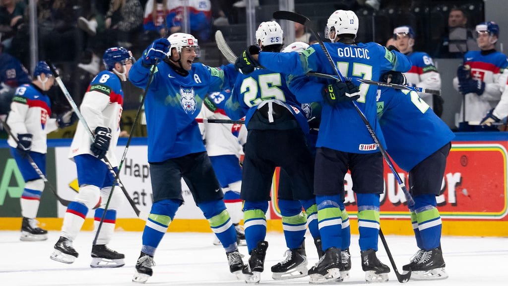 Slovenia on yllättänyt isompiaan jääkiekon MM-kisojen B-lohkossa. Tässä se juhlii 4–4-tasoitusta Slovakiaa vastaan.