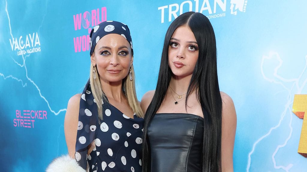 Nicole Richie edusti tyttärensä kanssa punaisella matolla.