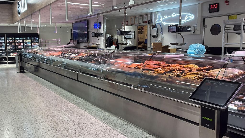 Kauppojen kalatiskeiltä löytyy nyt aarteita. Kuvassa Suomen suurin kalatiski K-Citymarket Sellossa.