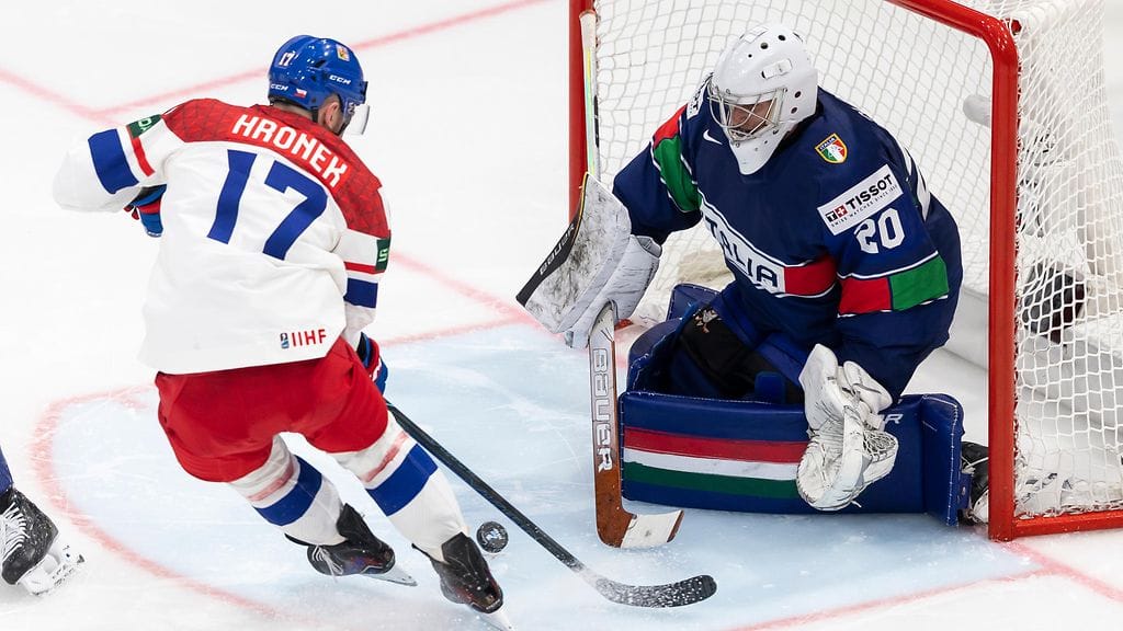 Italian maalivahti Damian Claralla riitti töitä.