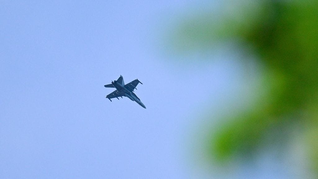 F/A-18 Hornet -hävittäjä Helsingin taivaalla 15. toukokuuta, jolloin Uudellamaalla annettiin vaaratiedote droonista.