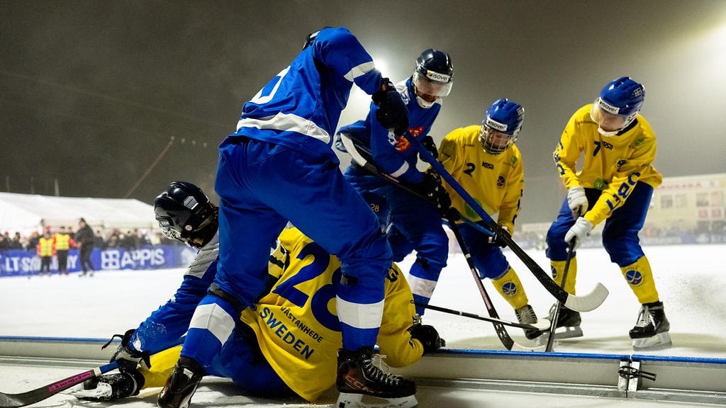 Suomi ja Ruotsi pelasivat jääpallon miesten MM-loppuottelussa Porissa tammikuussa. Ruotsi voitti finaalin maalein 9–1.