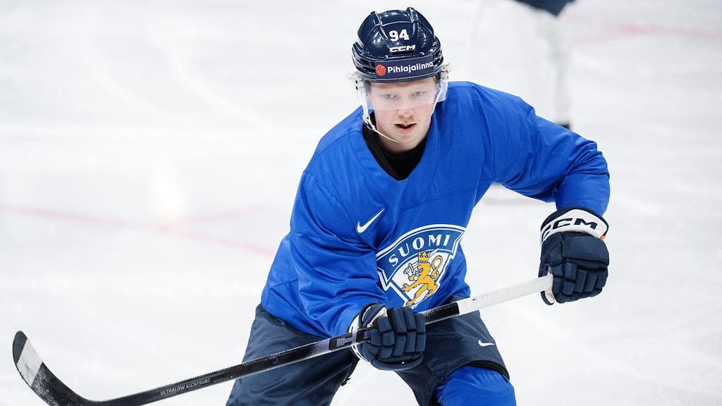 Konsta Helenius hyökkää Leijonien ykkösketjussa illan ottelussa.