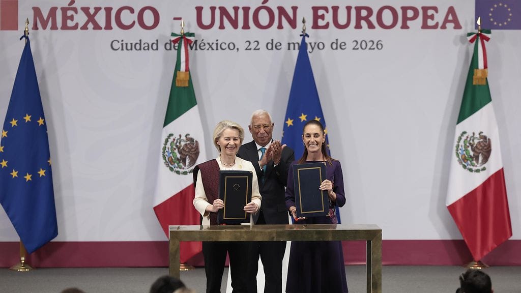 Päivitetyn version allekirjoittivat perjantaina EU-komission puheenjohtaja Ursula von der Leyen (vas.) ja Meksikon presidentti Claudia Sheinbaum (oik.).