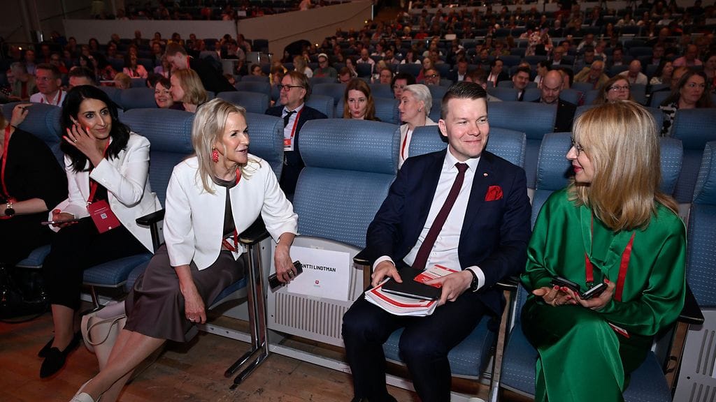 Varapuheenjohtaja Nasima Razmyar (vas.), Kaija Stormbom, puoluesihteeri Mikkel Näkkäläjärvi ja eduskuntaryhmän puheenjohtaja Tytti Tuppurainen SDP:n puoluekokouksessa Tampereella 23. toukokuuta 2026.