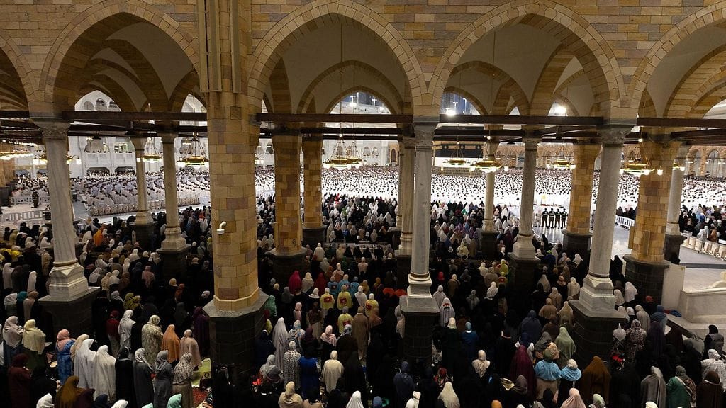 Muslimit kokoontuvat Kaabaan, islamin pyhimpään pyhäkköön, Suuren moskeijan alueella Mekassa 23. toukokuuta 2026 vuotuisen pyhiinvaelluksen alkaessa.