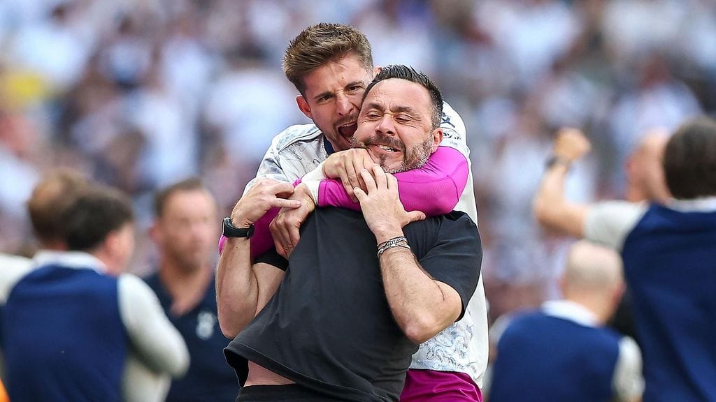 Tottenhamin päävalmentaja Roberto De Zerbi sai osakseen Guglielmo Vicarion raivokkaat onnittelut.
