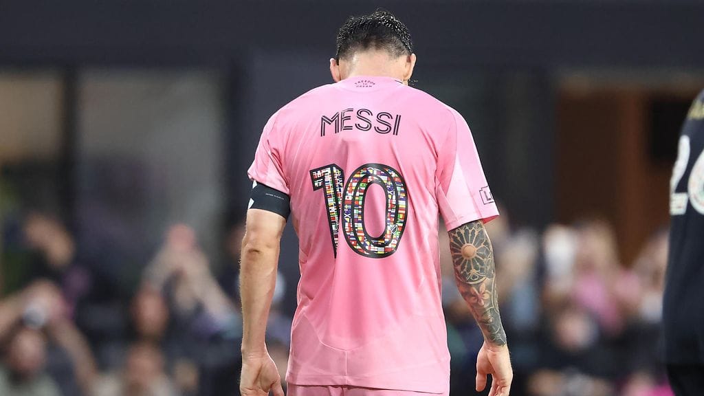 Lionel Messi poistui pukukoppiin loukattuaan jalkansa vapaapotkutilanteessa.