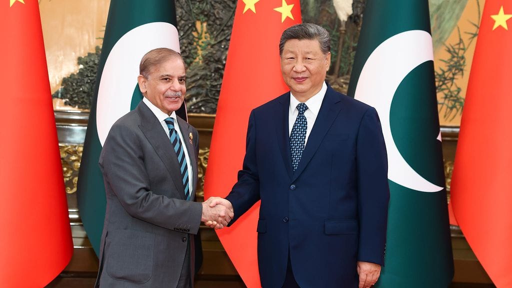 Kiinan presidentti Xi Jinping (oik.) ja Pakistanin pääministeri Shehbaz Sharif Pekingissä syyskuussa 2025