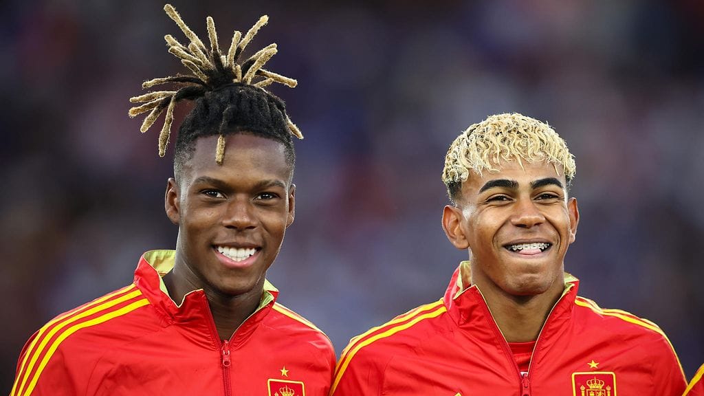 Nico Williams (vas.) ja Lamine Yamal nimettiin mukaan Espanjan MM-kisajoukkueeseen.