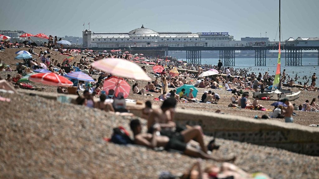 Bank holidayta, eli lakisääteistä maanantaivapaata viettänyt kansa vaelsi Brightonissa rannalle. Olihan sääkin helteinen.