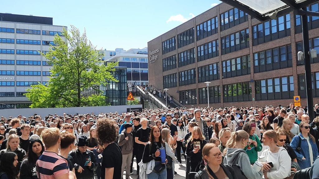 Ihmisiä odottamassa pääsyä valintakokeeseen. Kuvan tapauksessa kyseessä olivat lääketieteellisen valintakoe.