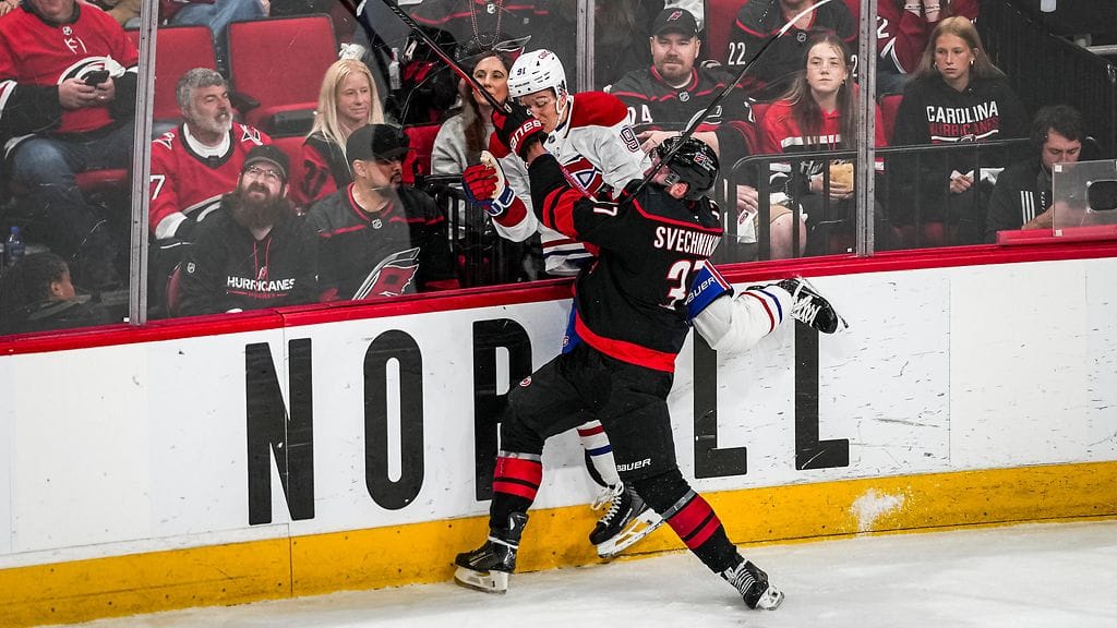 Carolina Hurricanesin Andrei Svetshnikov antoi Montreal Canadiensin Oliver Kapaselle kovuutta.