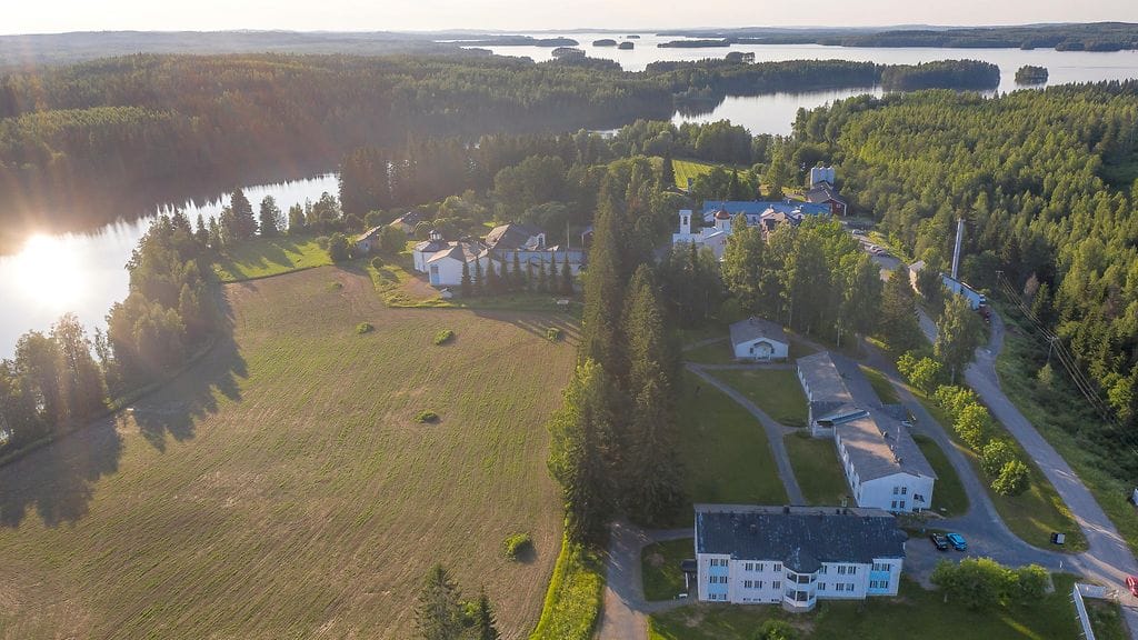 Tapahtumapaikka sijaitsee noin puolitoista kilometriä Valamon luostarista lounaaseen.