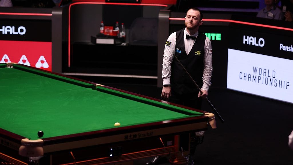 Hetki, joka ei snookerfaneilta unohdu. Mark Allen ei saanut mustaa palloa katoamaan pöydältä, minkä jälkeen hän menetti varmalta näyttäneen MM-semifinaalivoiton.