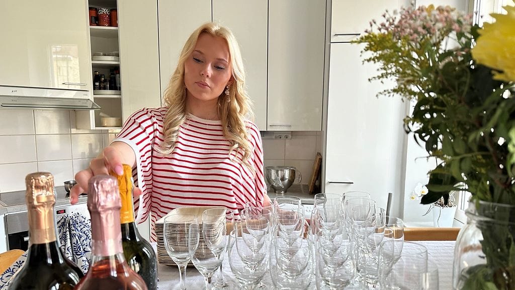 Nicole Krook Viglione kattaa pöytää
