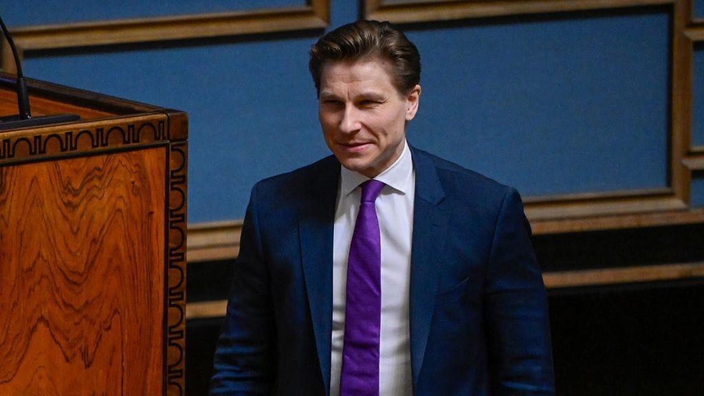 Puolustusministeri ja kokoomuksen kansanedustaja Antti Häkkänen eduskunnassa perjantaina.