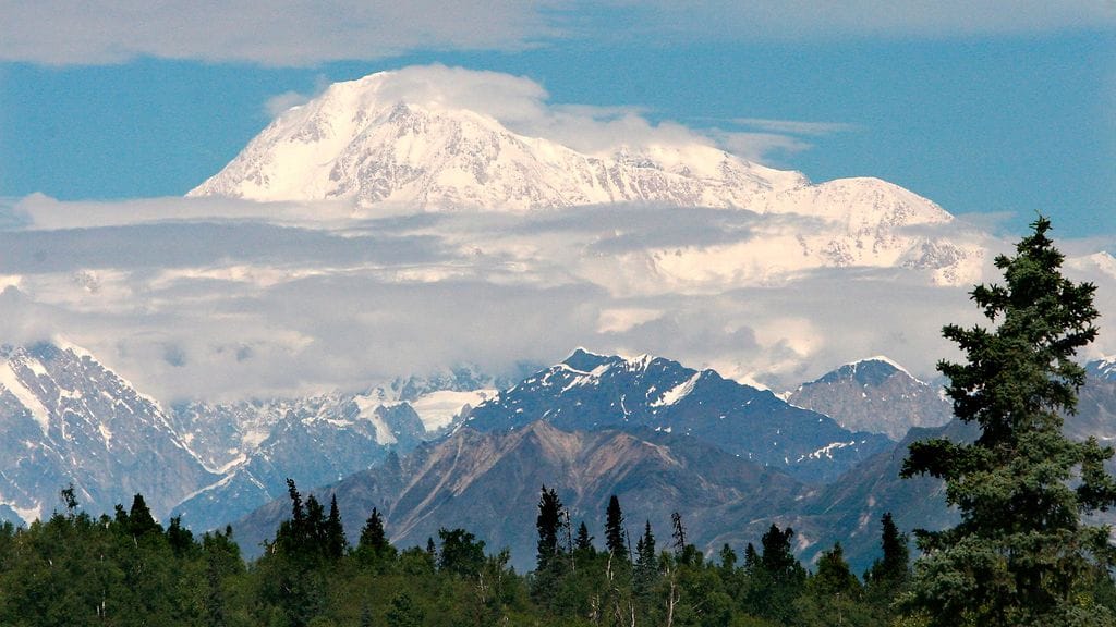 Denalinakin tunnettu Mount McKinley on Pohjois-Amerikan korkein vuori.