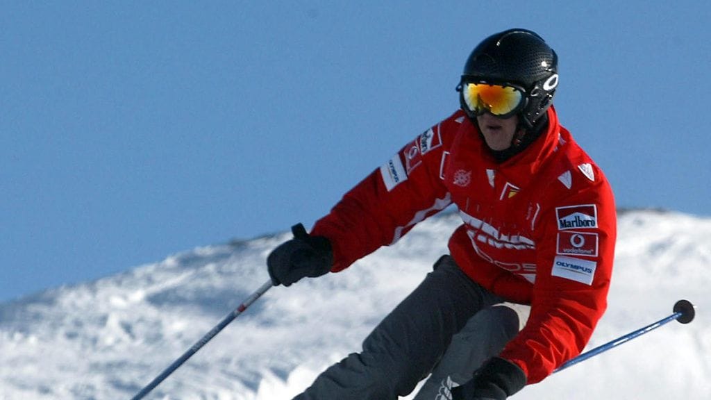 Michael Schumacher laskettelemassa arkistokuvassa.