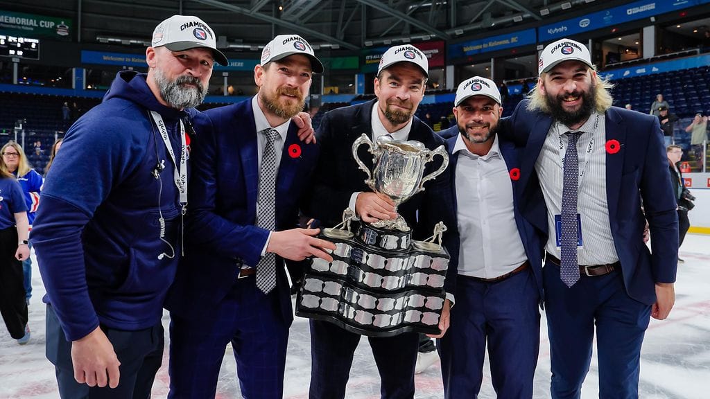Jussi Ahokas juhlii Kitchener Rangersin valmennusryhmänsä kanssa Memorial Cupin voittoa.