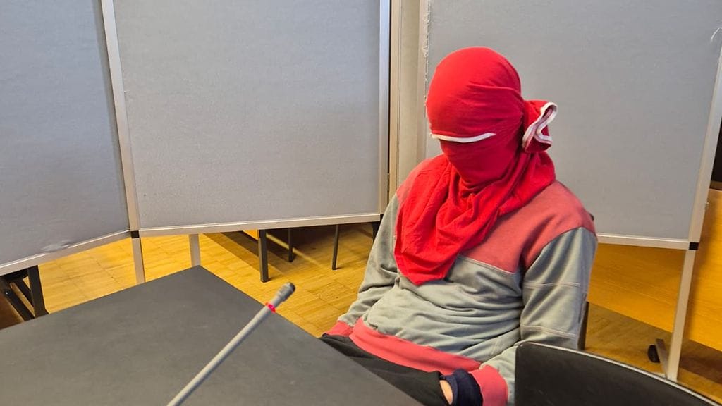 Mies peitti kasvonsa oikeudessa.