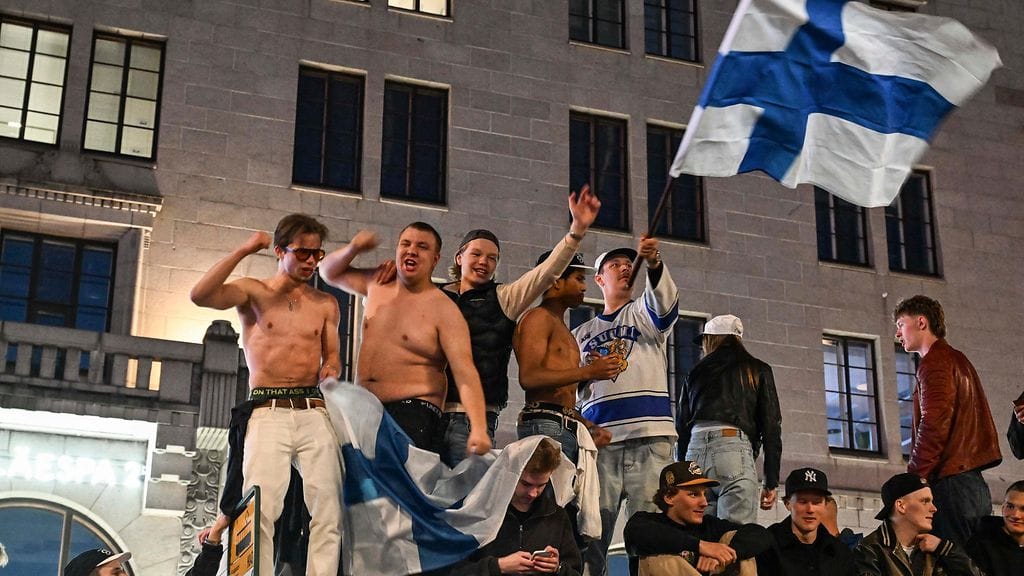 Suomen Leijonien MM-kultaa juhlittiin riehakkaasti myös torilla.