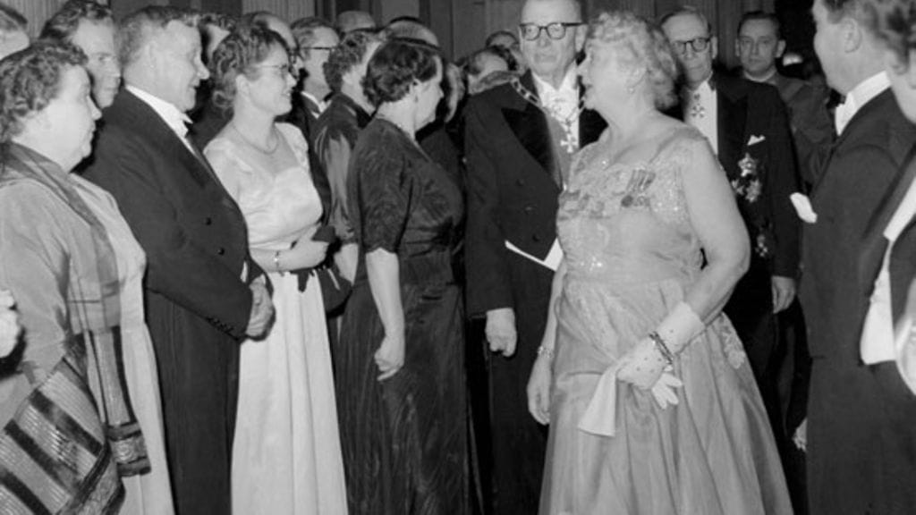 Tohtori pitää Alli Paasikiveä Suomen presidenttien vaimoista tyylikkäimpänä.