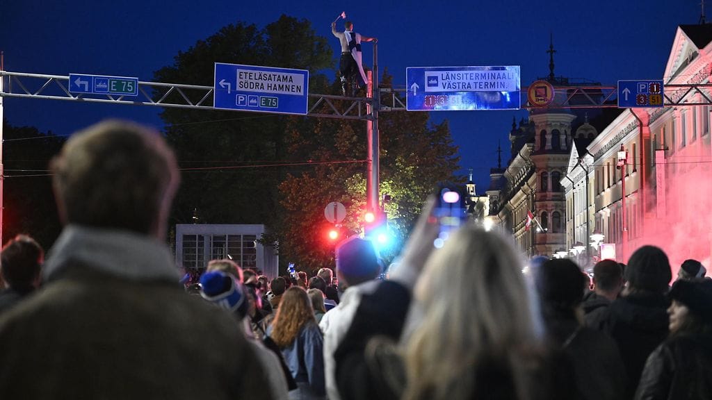 Kuvituskuva. Jääkiekkofaneja juhlistamassa Suomen voittoa Kauppatorilla Helsingissä.