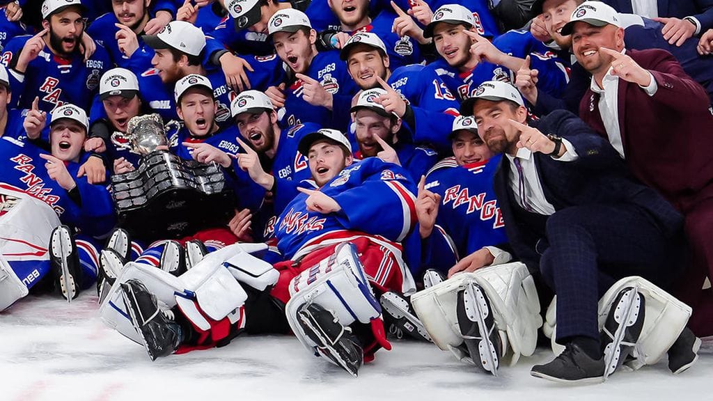 Jussi Ahokas pääsi juhlimaan ensimmäisenä eurooppalaisvalmentajana Memorial cupin voittoa.