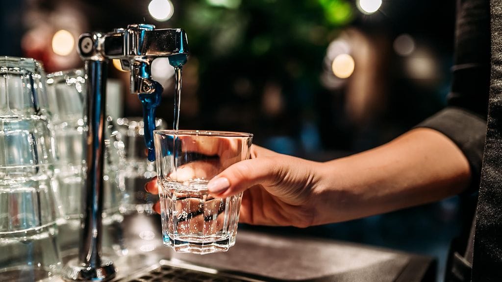 Ravintolan ei tarvitse tarjota hanavettä asiakkailleen Italiassa. Kuvituskuva.