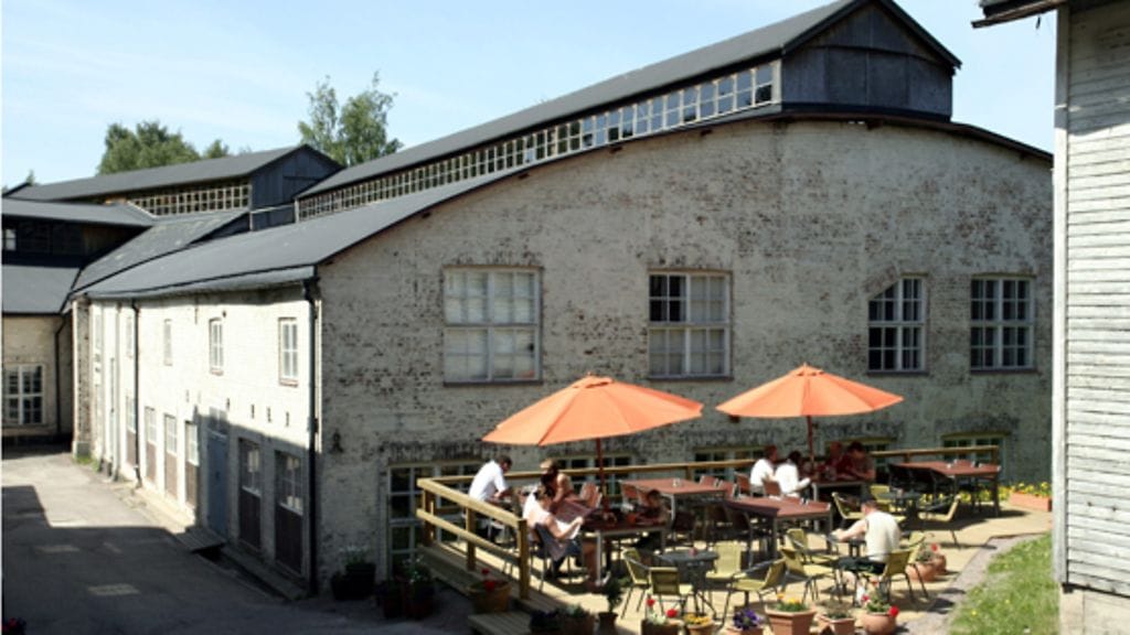 Billnäsin ruukin vanhoja tehdasrakennuksia ja kahvila.