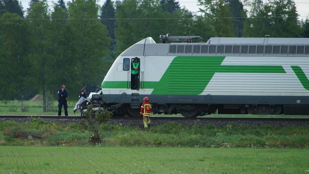 Yksi kuoli tasoristeysonnettomuudessa Loimaalla, kun Turusta Tampereen suuntaan kulkenut matkustajajuna törmäsi tasoristeyksessä henkilöautoon.