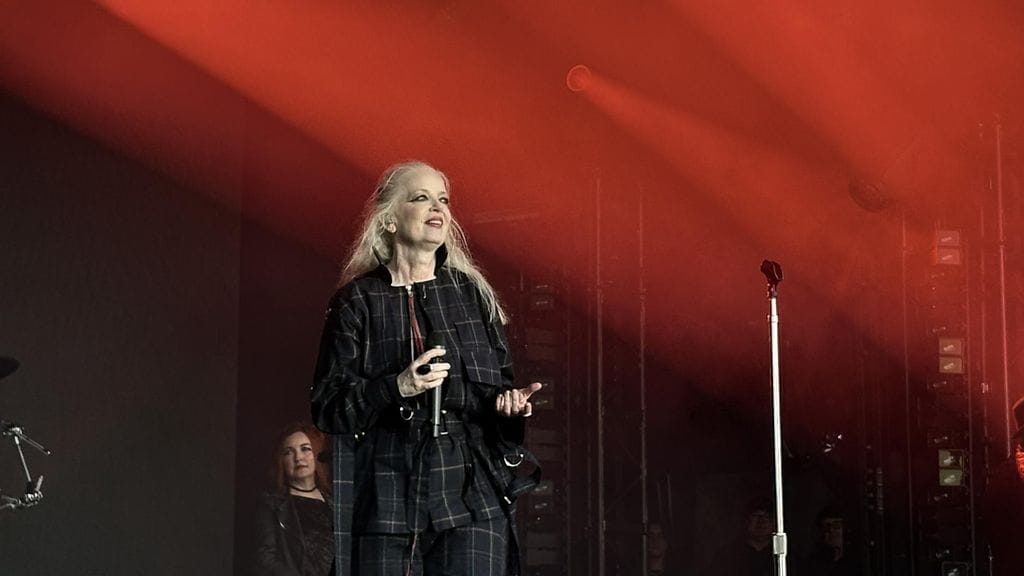 Garbagen Shirley Manson Allas Poolin lavalla Helsingissä 1. kesäkuuta.