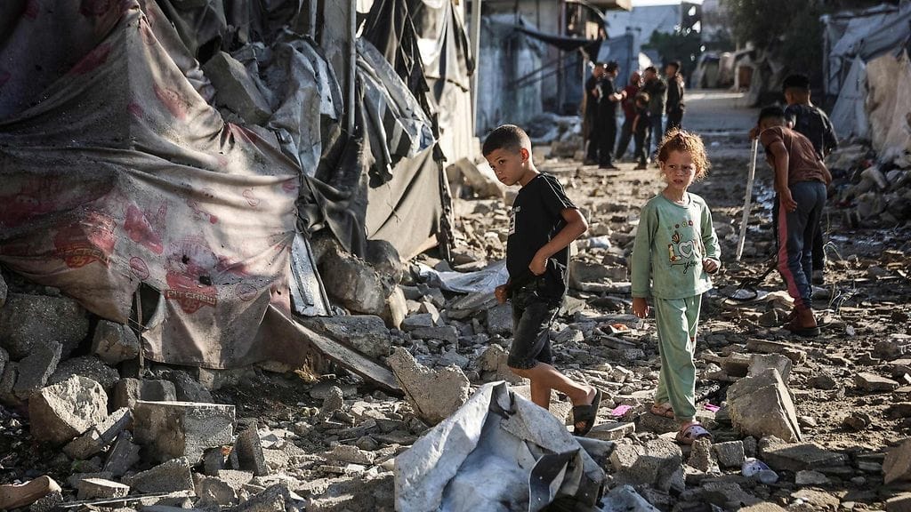 Kaksi palestiinalaislasta Gazan kaupungissa 28. toukokuuta sen jälkeen, kun Israelin armeijan kerrottiin tehneen kymmenen ihmistä surmanneen iskun pakolaisperheiden asuttamiin rakennuksiin ja telttoihin.