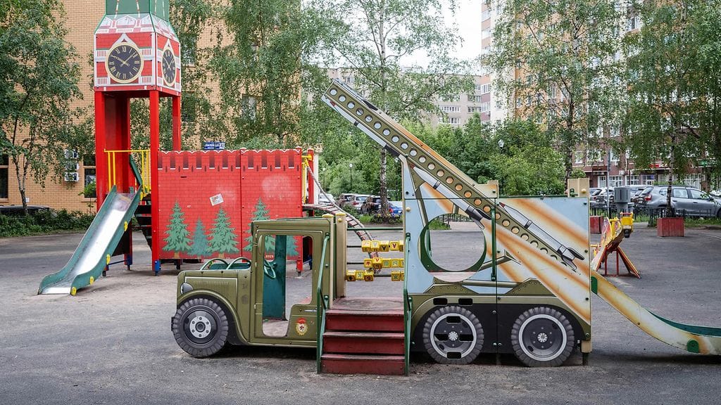 Lasten leikkipaikalla Moskovan alueella on Kremlin torni ja "Stalinin urkuja" muistuttuva raketinheitinliukumäki.