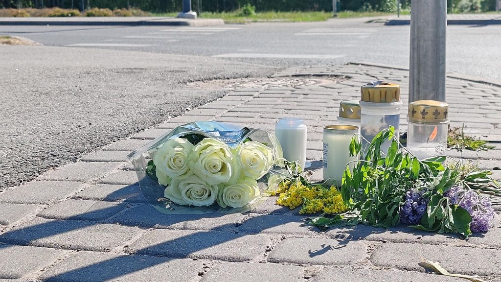 Onnettomuuspaikalle oli torstaina tuotu kukkia ja kynttilöitä.