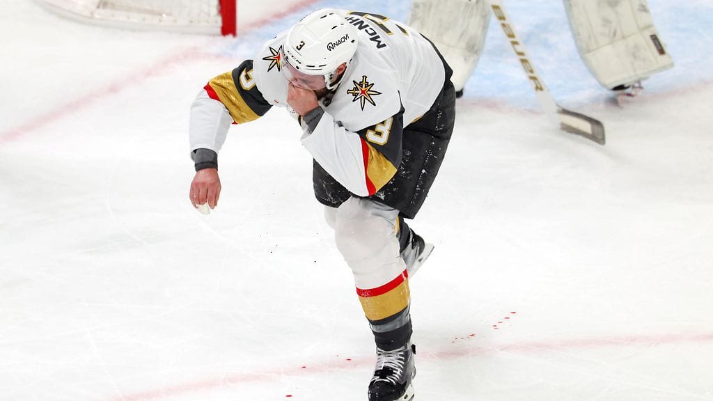 Brayden McNabb sai raudanlujan laukauksen kasvoihinsa. Hän poistui kaukalosta verta vuotavana.