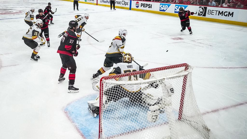 Seth Jarvisin painava kuti upposi ohi Carter Hartin – finaalisarja tasan 1–1.