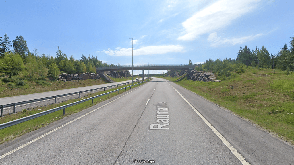 Henkilöauto ajautui ulos tieltä ja päätyi sillalle