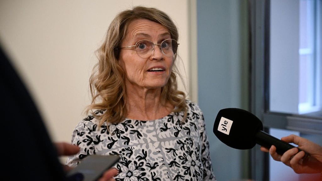 Päivi Räsänen poistuu sosiaali- ja terveysvaliokunnan kokouksesta 5. kesäkuuta. Kokouksessa käsiteltiin sote-valiokunnan mietintöä alkoholilain muuttamisesta.