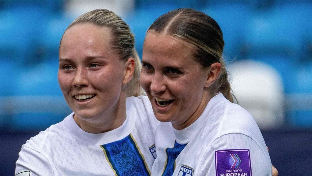 Ria Öling (oik.) juhli iskemäänsä Suomen 1–0-maalia Lotta Lindströmin kanssa.