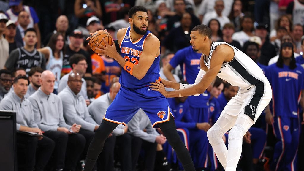 Karl-Anthony Towns (vas.) heitti Knicksille 21 pistettä ja otti 13 levypalloa. San Antonion Victor Wembanyama kantoi vastuuta 29 pisteen verran.