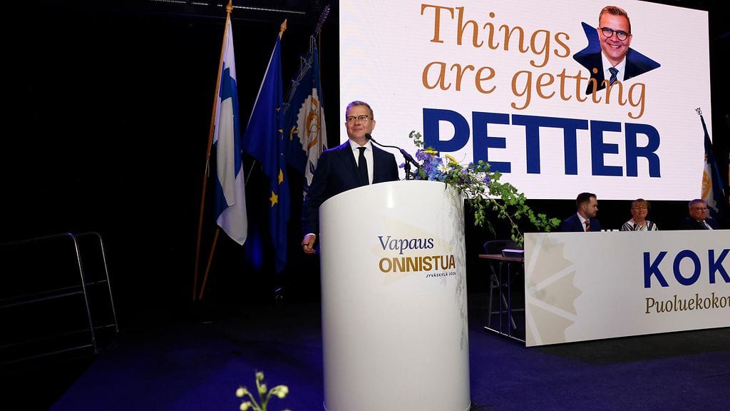 Kokoomus lanseerasi rallienglannilta kuulostavan iskulauseen "Things are getting Petter".