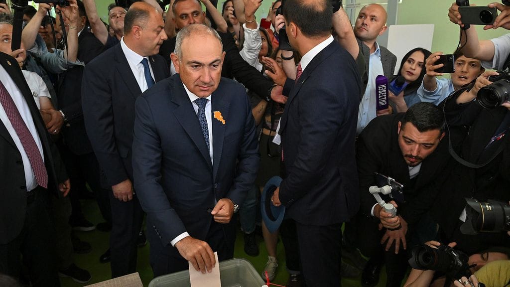 Armenian Eurooppa-myönteinen pääministeri Nikol Pashinjan äänestämässä pääkaupungissa Jerevanissa.